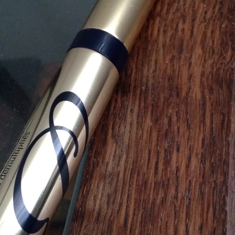 Sumptuous Extreme Lash Multiplying Volume mascara
